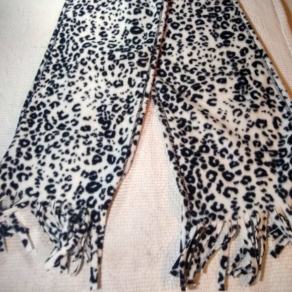 Accessories - Black & white animal print warm fuzzy fleece scarf w-fringe